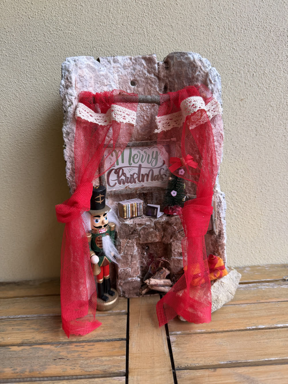 Tegola decorata a mano Il camino di Natale con schiaccianoci, camino di sassi e tende di tulle rosso